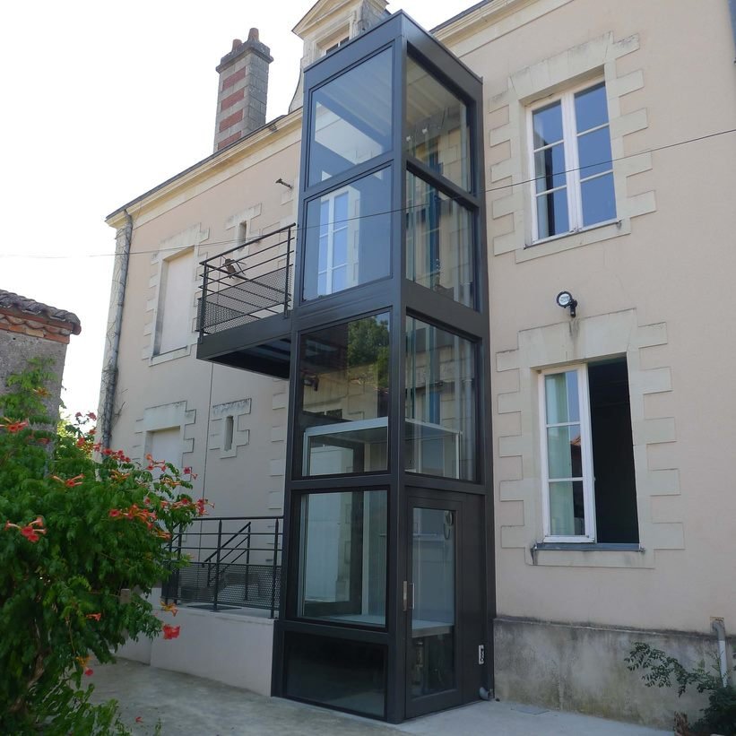 Ascenseur extérieur vitré installé contre la façade d’une maison