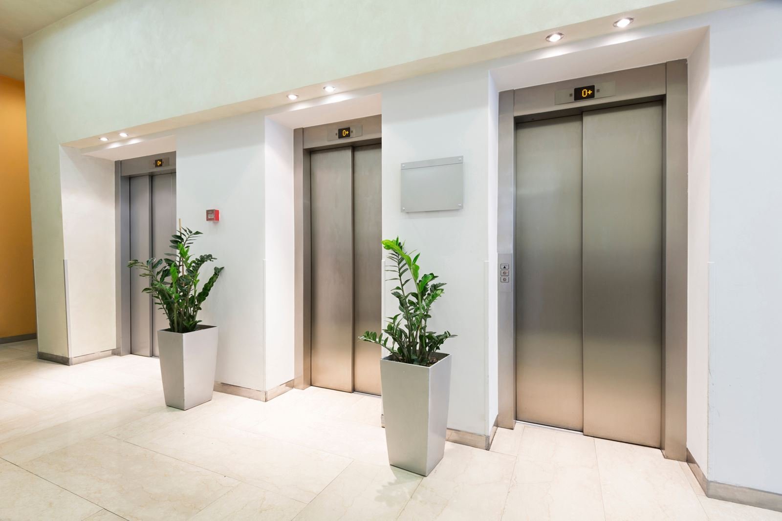 Ascenseurs électriques dans le hall d’un immeuble résidentiel