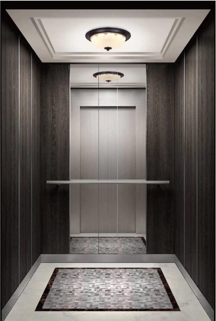 Cabine d’ascenseur en inox et panneaux sombres avec plafonnier
