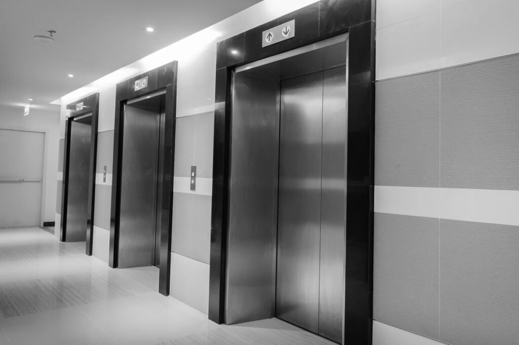 Batterie d’ascenseurs en inox dans un immeuble de bureaux