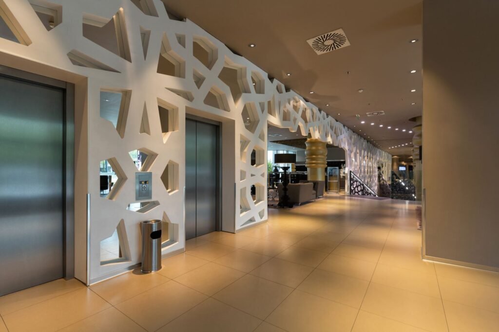 Hall d’hôtel design avec ascenseurs intégrés