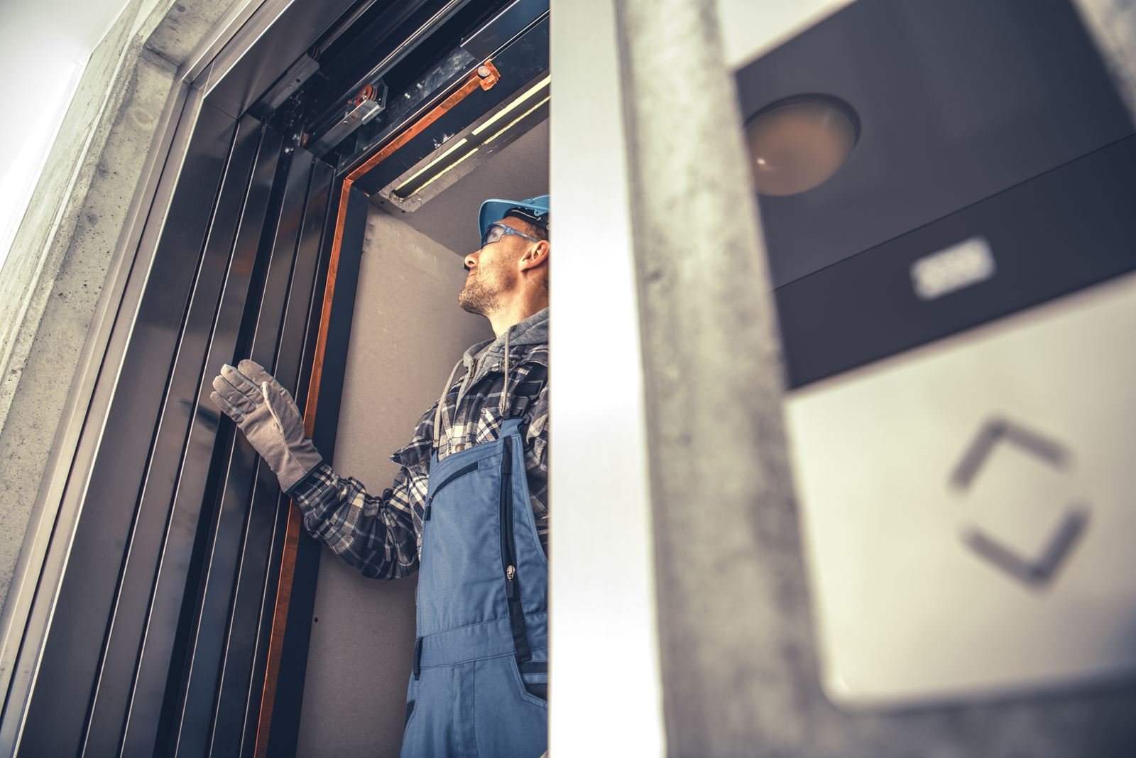 Technicien installant les portes palières d’un ascenseur