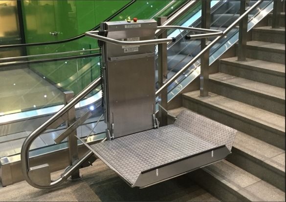 Plateforme élévatrice pour personne à mobilité réduite sur un escalier